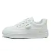 Tênis Branco Feminino QW-011 2026 Novos Sapatos Casuais de Couro Versátil para Estudantes e Mulheres Baixas