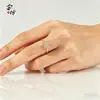 Anillo de flor de cinco pétalos de doble capa con incrustaciones completas de diamantes, pétalos de oro arenado de estilo antiguo, cobre chapado en oro incrustado de diamantes, versátil y moderno para el uso diario de las mujeres
