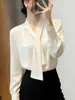 Elegante y a la moda camisa blanca de satén con manga larga y cinta para mujer, nuevo estilo de primavera, rejuvenecedora, versátil, elegante camisa para ir al trabajo