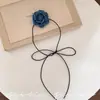 Elegante colar floral preto e branco estilo francês com senso de atmosfera, gargantilha de fita, corrente de clavícula em camadas doce e descolada para garotas da moda