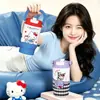 La nueva taza térmica portátil de gran capacidad de Hello Kitty de Sanrio es linda y conveniente para llevar, con un alto atractivo estético para las niñas, y cuenta con un diseño de doble sorbo.