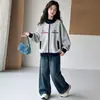 Jaqueta listrada para meninas, estilo primavera/outono, moda coreana, 2026, solta e casual, adequada para crianças mais velhas, top versátil para usar no outono