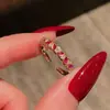 Anillo abierto vintage medieval al por mayor moda oro nicho circón rojo personalidad lujo ligero accesorios de alta gama para mujeres