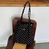 Bolsa tote simples e estilosa de bolinhas para mulheres, nova bolsa versátil de alta qualidade para usar no ombro, bolsa de mão de veludo para o trabalho, bolsa de ombro