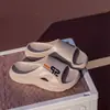 Sandálias esportivas masculinas, novo modelo de verão, para ambientes internos, com sola grossa, confortáveis, antiderrapantes, duráveis, respiráveis, chinelos de EVA para homens