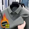 Camisa base de cuello de camisa falso de dos piezas engrosada con forro polar, suéter grueso de punto de lana, suéter de hombre para el invierno 2025