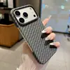 Adecuado para funda de teléfono Apple 18 Pro Max, funda semi-cubierta patrón de fibra de carbono iPhone 17 patrón de Kevlar mate cubierta protectora