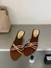 Novas Sandálias de Verão 2026 com Bico Redondo, Salto Anabela Fino, Tiras Finas Cruzadas Trançadas para Mulheres, Sandálias Slip-On Estilo Europeu e Americano para Uso Externo