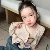 Traje Estilo Coreano Otoño 2026 Nuevo para Niñas Caricatura Cara Sonriente Cárdigan Chaleco con Dobladillo Fruncido Versátil Botón Pantalones de Mezclilla
