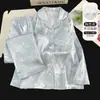 Pijama de seda helada jacquard de lujo, conjunto de dos piezas de manga larga con copas en el pecho, conjunto casero suave y amigable con la piel para mujer
