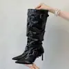 Botas altas de punta fina plisadas y apiladas de inspiración vintage con un tacón alto adelgazante, botas altas de hebilla de cinturón para mujer estilo páramo