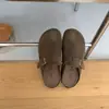 Medias zapatillas cerradas de suela gruesa estilo coreano para mujer, nuevo modelo otoño 2026, sandalias de dedo partido sintéticas para adultos, en stock para pedidos al por mayor