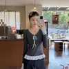 Camiseta Falsa de Duas Peças Cinza com Manga Longa para Mulheres Nova Coleção Primavera Costura Xadrez Decote V Design Emagrecedor Top Elegante