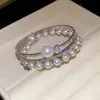 Pulseira aberta de três camadas com pérolas cravejadas de diamantes, estilo corte francês, pulseira elegante, luxo leve, toque de alta qualidade, joia versátil para atacado