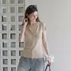 A popular roupa feminina de verão deste ano, modelo novo de 2026 com gola redonda, meio botão e manga curta, é extremamente estilosa