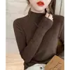 Suéter marrón de cuello medio, un elegante top de punto de manga larga de cuello medio ajustado para otoño e invierno para que las mujeres lo usen debajo de un abrigo