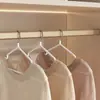 Cabides reforçados e maiores para uso doméstico, ideais para dormitórios estudantis, antiderrapantes e que não deixam marcas, perfeitos para secar roupas de adultos.