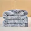 Manta de Oficina Jacquard de Lana de Leche de Doble Capa con Borde Ancho para Comercio Electrónico Transfronterizo - Venta Directa del Fabricante de Mantas Roujing temu