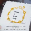 Mismo estilo que la Tienda de Oro Puzuo, pulsera de hebilla de paz redonda pequeña en oro arenado para mujer, sentido de diseño de nicho, accesorio de mano versátil, regalo para novia