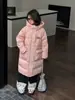 Nuevo abrigo de invierno de alta gama estilo colcha con capucha, largo, para niñas y niños, relleno de plumón, corte holgado
