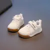 Tênis casuais infantis 2025 verão novo estilo meninos e meninas sapatos esportivos simples crianças pequenas e médias sola macia antiderrapante tênis para bebês