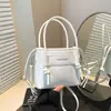 Viajes Transfronterizos Gama Alta Versátil Exquisito Verano 2026 Nueva Moda Diseño de Nicho Bolso Cruzado de Hombro Tipo Cubo