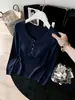 Suéter de punto de cuello bajo otoño/invierno 2026, elegante y ajustado, perfecto como capa base para mujer, con un tacto sofisticado y de alta gama.