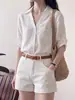 Elegante camisa de lino de manga corta con cuello en V estilo francés para mujer, camisa casual de verano holgada, top fino con estilo 'old money' de clase.