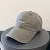 Gorra de béisbol simple estilo universitario con letra, estilo coreano, versátil para uso urbano, hace que la cara se vea más pequeña, con una visera profunda y ancha, moderna para parejas