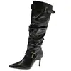 Botas de montar para mujer de cuero fruncido con hebilla, corte ajustado, botas largas de cuero suave de punta fina, elegantes y estilizadas