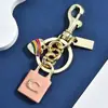 Llavero Colgante para Bolso con Candado de Corazón Arcoíris Sencillo, Moderno y Versátil, Exquisito y de Alta Gama, Accesorio de Lujo Ligero