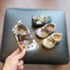 Sandalias decorativas de malla hueca moteada para bebé, transpirables, ligeras y cómodas, modelo de verano 2026, zapatos de playa para niños y niñas
