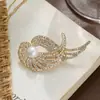 Broche Elegante de Pérola e Borboleta Estilo Coreano para Mulheres, Broche Versátil com Strass, Alfinete Criativo Anti-Exposição, Fábrica de Acessórios para Ternos