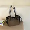 Nuevo estilo de charm para bolso, minimalista y chic, con un toque de elegancia, perfecto para el uso diario, un bolso retro para mujer en otoño e invierno