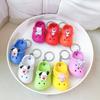 Nuevas pantuflas mini pequeñas lindas zapatos de agujeros vapor pareja llavero zapatos colgante de mochila pequeños regalos al por mayor