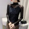Camisa básica de cuello medio alto para mujer, nueva camisa de invierno europea de industria pesada con lentejuelas de malla adelgazante, camiseta sexy de manga larga, top de moda