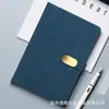 Kit de presente corporativo com caderno, copo térmico e souvenir com logotipo personalizado