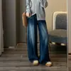 La nueva colección de otoño de Zedaijiai presenta jeans de pierna ancha curvados de ajuste holgado, cintura alta y diseño segmentado, pantalones largos de mezclilla lavada para mujer