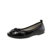 Novos sapatos baixos femininos de verniz com bico quadrado e laço confortável, estilo francês elegante, sapatos de avó de boca rasa 2026, couro macio