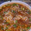 Fideos de Arroz Yunnan Guoqiao Paquete Cubo Grande Agua Remojada con Bayas de Goji Cocción Instantánea Sin Cocinar Merienda Nocturna Caja Completa Paquete Cubo