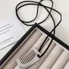 Colar Pente Pequeno Cordão Preto Vintage Design de Nicho Feminino 2024 Novo Corrente de Suéter Longa