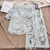 Pijama canelado de seda gelada para outono e inverno com bojo para mulheres, de manga curta e calça comprida, novo estilo preguiçoso de gato de desenho animado para casa