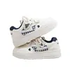 Zapatillas de moda estilo Chanel para mujer, nueva colección otoño 2026, diseño moderno y único, zapatos blancos versátiles y ligeros para estudiantes