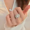 Anillo de Lujo Retro Francés Redondo de Diamante Luna Blanca Estrellas Incrustado con Diamante Completo Super Brillante Refinado Elegante Anillo Irregular