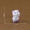 Paisaje en miniatura con lindas figuritas de gatitos con moños, adorables decoraciones DIY para casa de muñecas y pequeños adornos de escritorio