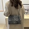 A bolsa popular super em alta deste ano com estampa de leopardo 2024 novo estilo bolsa de ombro/axila versátil bolsa quadrada pequena com alça de corrente