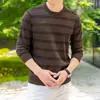 Nueva colección de otoño: Suéter de punto Puyuan para hombre, un versátil top de punto jacquard a rayas, perfecto como capa intermedia o capa base para uso casual