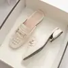 Chinelos de Couro Genuíno Femininos para Uso Externo 2025 Novos Planos Preguiçosos Masculinos Meio Chinelo Sapatos de Verão Femininos Sapatos de Primavera e Outono Femininos
