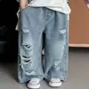 Jeans desgastados lavados para niños, estilo fino de primavera/verano, nuevo modelo 2026, pantalones largos holgados de pierna ancha para niños, pantalones de moda para niños