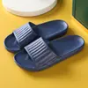 Chinelos de Casa de Verão Atacado Fabricante Sapatos de Casa para Homens e Mulheres Banheiro Leve Eva Solado Macio Borracha de Alta Elasticidade Plástico Chinelos de Casal
